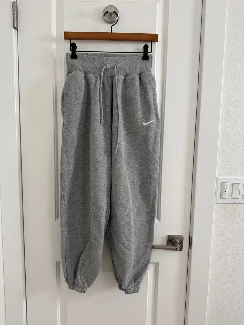 Nike Light Gray High-Waist Fleece Joggers women’s size XS pre owned heather gray